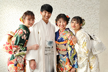 メンズ袴モデルと振袖3人の仲良し4ショット