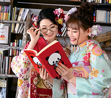 振袖姿で読書するドリエン